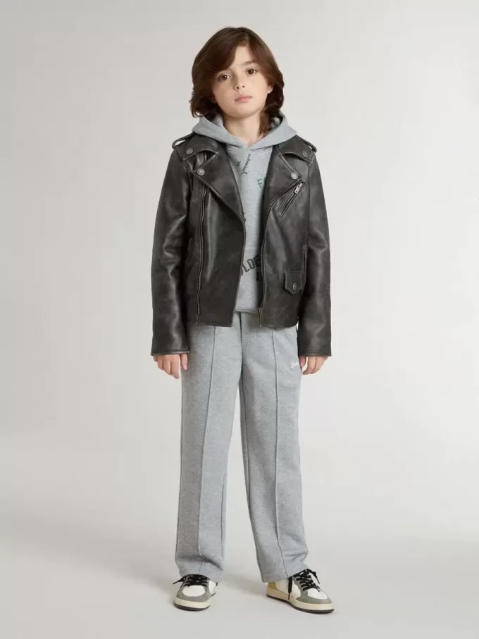 Sudadera gris para niños con letras estampadas multicolores