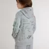 Sudadera gris para niños con letras estampadas multicolores