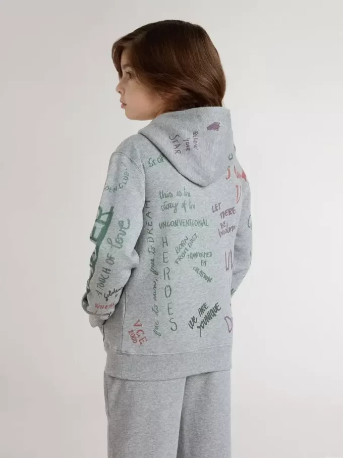 Sudadera gris para niños con letras estampadas multicolores