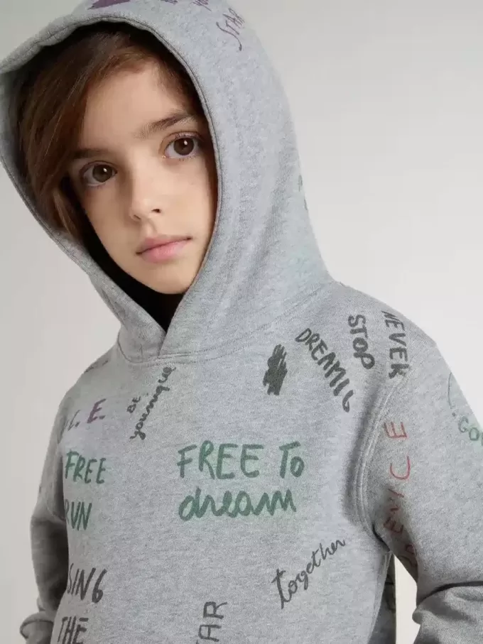 Sudadera gris para niños con letras estampadas multicolores