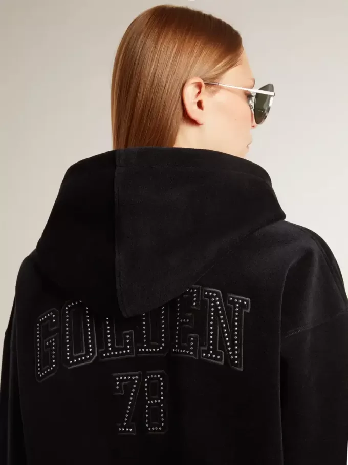 Sudadera negra de chenilla para mujer con bordado en la espalda Sudadera negra de chenilla para mujer con bordado en la espalda