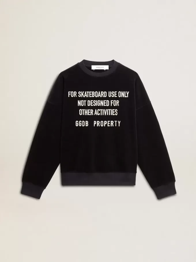 Sudadera negra de cuello redondo con letras bordadas Sudadera negra de cuello redondo con letras bordadas