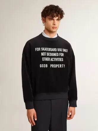 Sudadera negra de cuello redondo con letras bordadas