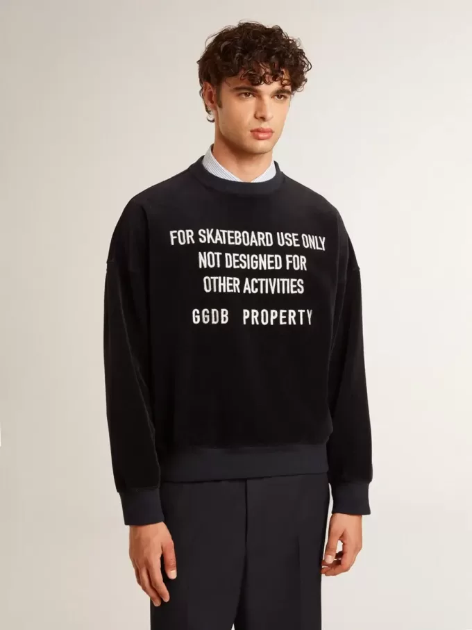 Sudadera negra de cuello redondo con letras bordadas Sudadera negra de cuello redondo con letras bordadas