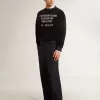 Sudadera negra de cuello redondo con letras bordadas Sudadera negra de cuello redondo con letras bordadas