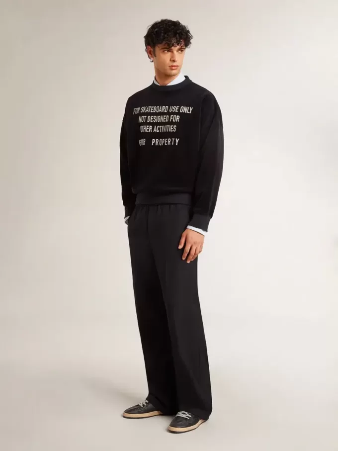 Sudadera negra de cuello redondo con letras bordadas Sudadera negra de cuello redondo con letras bordadas