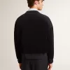 Sudadera negra de cuello redondo con letras bordadas Sudadera negra de cuello redondo con letras bordadas