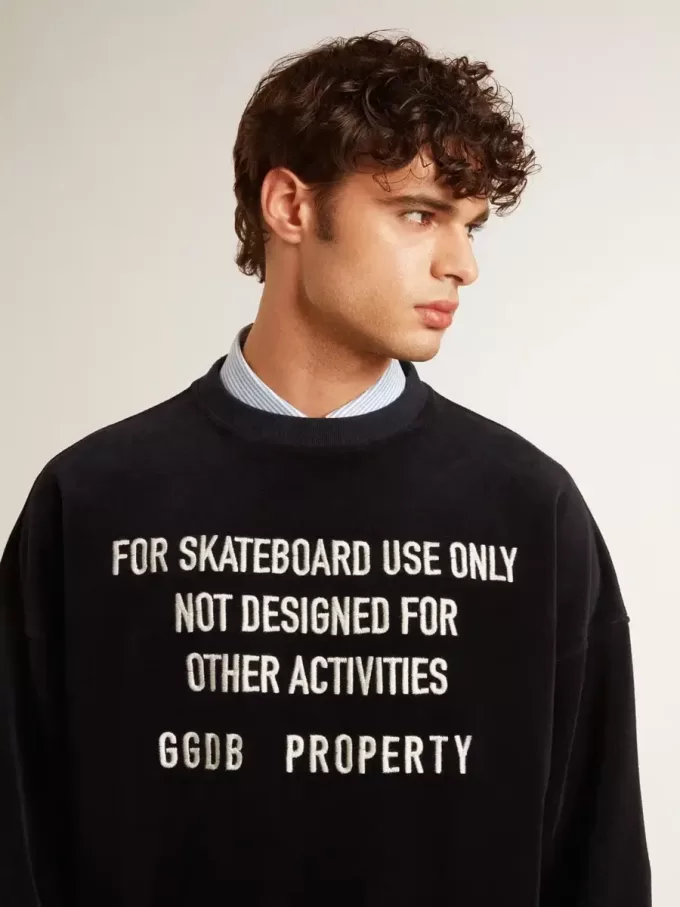 Sudadera negra de cuello redondo con letras bordadas Sudadera negra de cuello redondo con letras bordadas