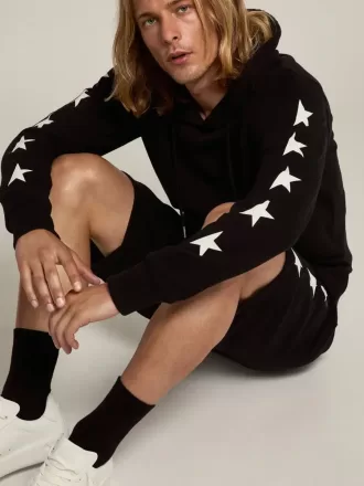 Sudadera negra de la colección Alighiero Star con estrellas blancas en contraste. Sudadera negra de la colección Alighiero Star con estrellas blancas en contraste.