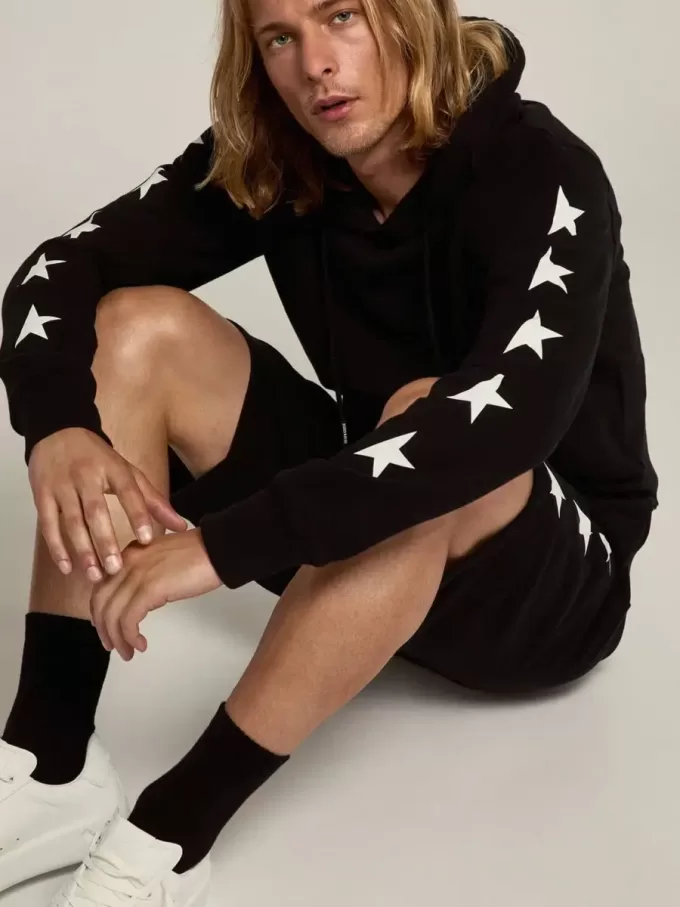Sudadera negra de la colección Alighiero Star con estrellas blancas en contraste. Sudadera negra de la colección Alighiero Star con estrellas blancas en contraste.