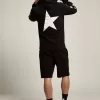 Sudadera negra de la colección Alighiero Star con estrellas blancas en contraste. Sudadera negra de la colección Alighiero Star con estrellas blancas en contraste.