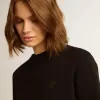 Sudadera negra de la colección Athena Star con estrella tono sobre tono en la parte delantera. Sudadera negra de la colección Athena Star con estrella tono sobre tono en la parte delantera.
