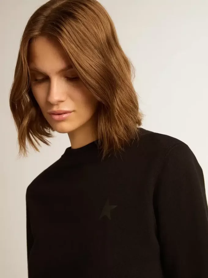 Sudadera negra de la colección Athena Star con estrella tono sobre tono en la parte delantera. Sudadera negra de la colección Athena Star con estrella tono sobre tono en la parte delantera.