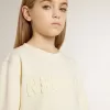 Sudadera para niña en color crema con letras bordadas Sudadera para niña en color crema con letras bordadas