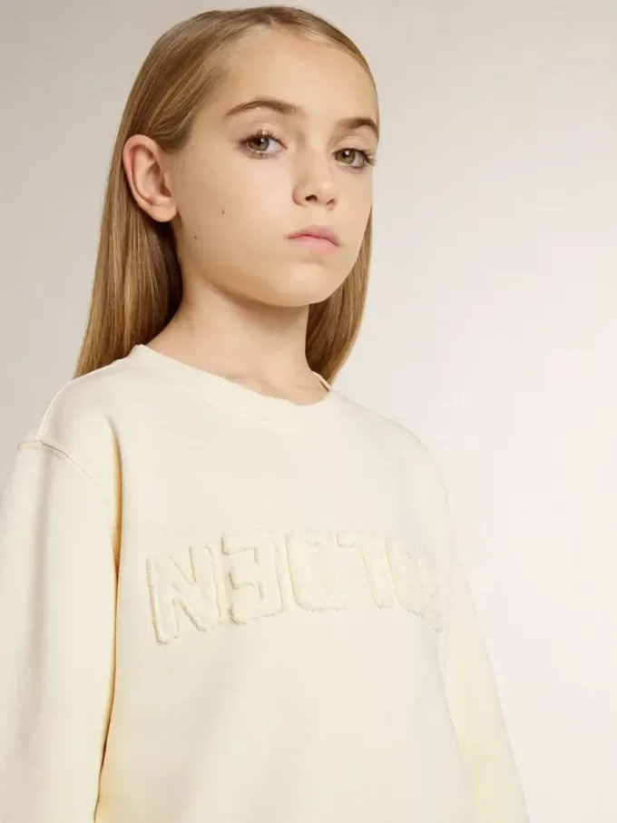 Sudadera para niña en color crema con letras bordadas Sudadera para niña en color crema con letras bordadas