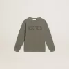 Sudadera verde oliva desgastada con letras doradas en la parte delantera