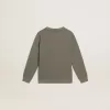 Sudadera verde oliva desgastada con letras doradas en la parte delantera