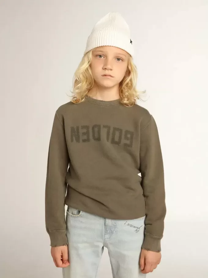 Sudadera verde oliva desgastada con letras doradas en la parte delantera
