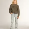Sudadera verde oliva desgastada con letras doradas en la parte delantera