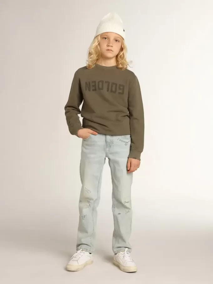 Sudadera verde oliva desgastada con letras doradas en la parte delantera