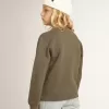 Sudadera verde oliva desgastada con letras doradas en la parte delantera