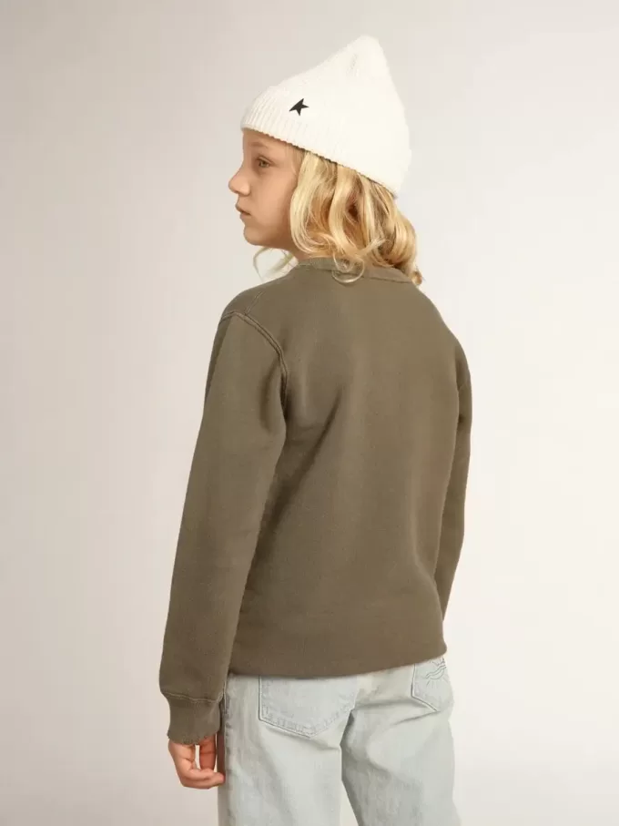 Sudadera verde oliva desgastada con letras doradas en la parte delantera