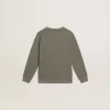 Sudadera verde oliva desgastada con letras doradas en la parte delantera