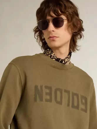 Sudadera verde oliva para hombre con letras doradas Sudadera verde oliva para hombre con letras doradas