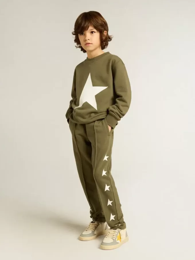 Sudadera verde oscuro para niño con una estrella maxi blanca en la parte delantera Sudadera verde oscuro para niño con una estrella maxi blanca en la parte delantera