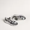 Suela de running para hombre en nailon gris y piel napa negra con estrella de ante negro. Suela de running para hombre en nailon gris y piel napa negra con estrella de ante negro.