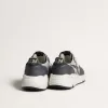 Suela de running para hombre en nailon gris y piel napa negra con estrella de ante negro. Suela de running para hombre en nailon gris y piel napa negra con estrella de ante negro.