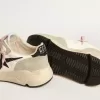 Suela Running con inserciones de ante gris y estrella negra brillante Suela Running con inserciones de ante gris y estrella negra brillante