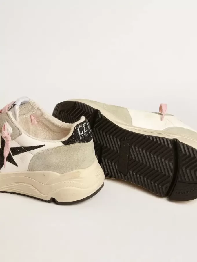 Suela Running con inserciones de ante gris y estrella negra brillante Suela Running con inserciones de ante gris y estrella negra brillante