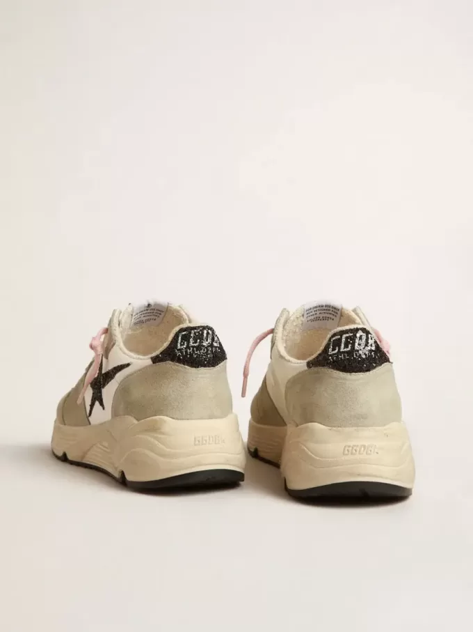 Suela Running con inserciones de ante gris y estrella negra brillante Suela Running con inserciones de ante gris y estrella negra brillante