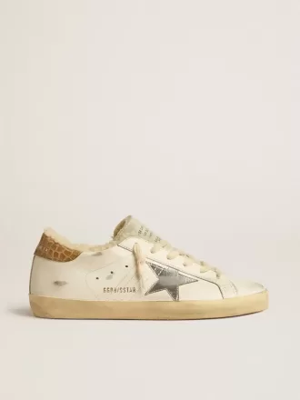 Super-Star con estrella de cuero plateado y lengüeta del talón de cuero con estampado de cocodrilo