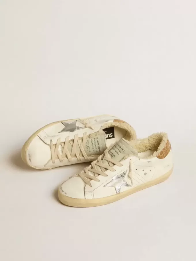 Super-Star con estrella de cuero plateado y lengüeta del talón de cuero con estampado de cocodrilo