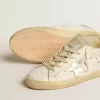 Super-Star con estrella de cuero plateado y lengüeta del talón de cuero con estampado de cocodrilo