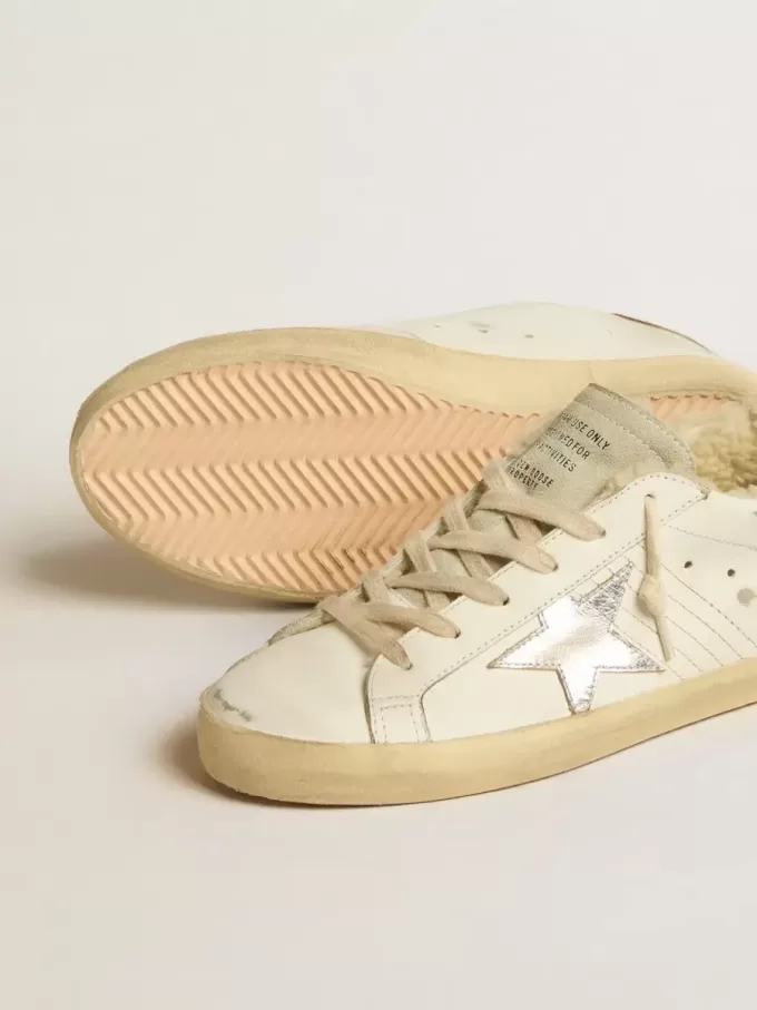 Super-Star con estrella de cuero plateado y lengüeta del talón de cuero con estampado de cocodrilo