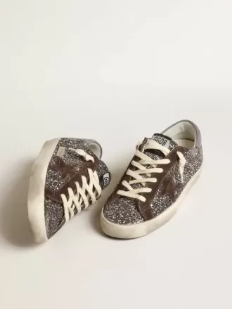 Super-Star con purpurina, estrella marrón y lengüeta lila en el talón
