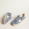 Super-Star en ante azul claro con estrella y lengüeta en el talón de cuero beige Super-Star en ante azul claro con estrella y lengüeta en el talón de cuero beige