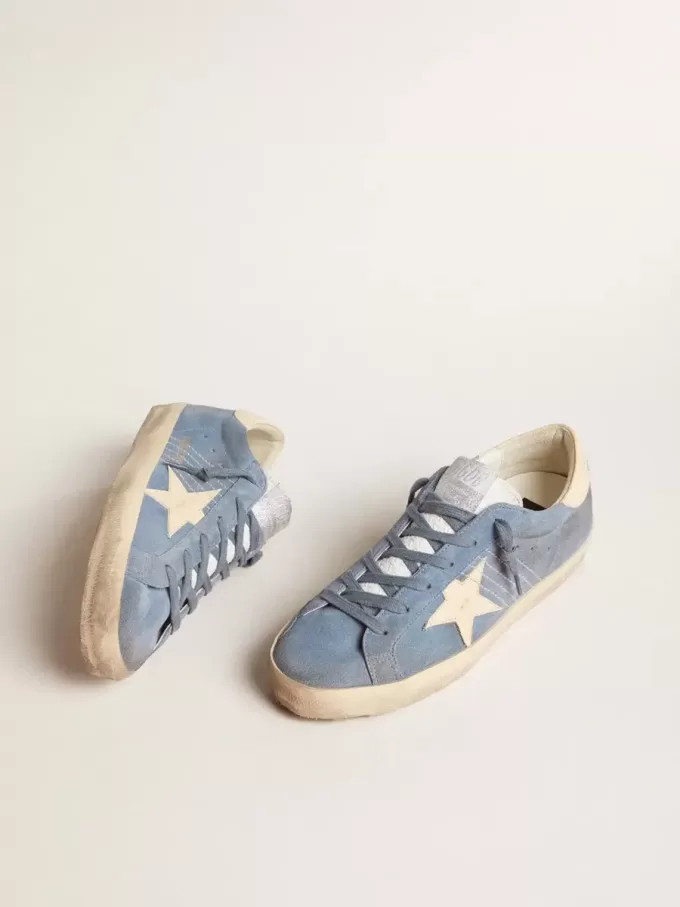 Super-Star en ante azul claro con estrella y lengüeta en el talón de cuero beige Super-Star en ante azul claro con estrella y lengüeta en el talón de cuero beige