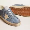 Super-Star en ante azul claro con estrella y lengüeta en el talón de cuero beige Super-Star en ante azul claro con estrella y lengüeta en el talón de cuero beige