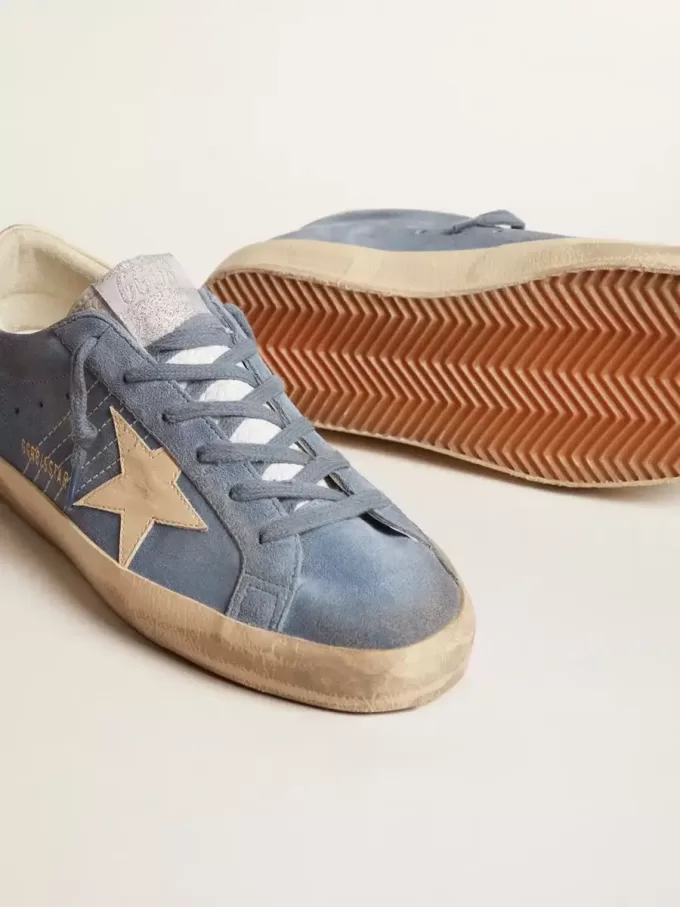 Super-Star en ante azul claro con estrella y lengüeta en el talón de cuero beige Super-Star en ante azul claro con estrella y lengüeta en el talón de cuero beige