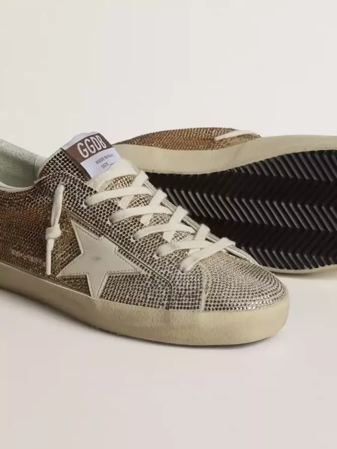 Super-Star en ante beige y cristales multicolores con estrella y lengüeta del talón en piel color crema Super-Star en ante beige y cristales multicolores con estrella y lengüeta del talón en piel color crema