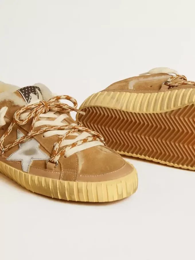 Super-Star en ante beige y piel de oveja con estrella de cuero metalizado Super-Star en ante beige y piel de oveja con estrella de cuero metalizado