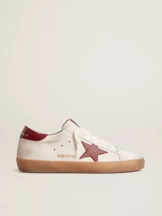 Super-Star en ante blanco con estrella y lengüeta del talón en piel burdeos