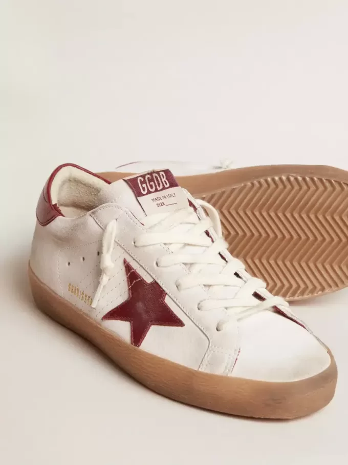 Super-Star en ante blanco con estrella y lengüeta del talón en piel burdeos