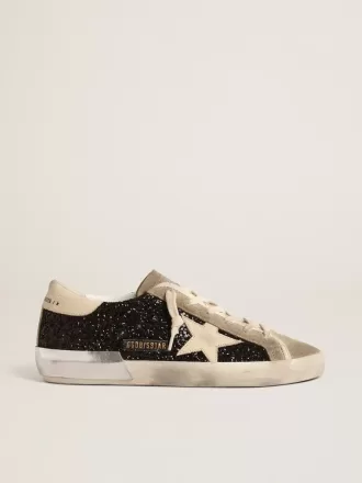 Super-Star en negro brillante con estrella color crema e inserciones de ante Super-Star en negro brillante con estrella color crema e inserciones de ante