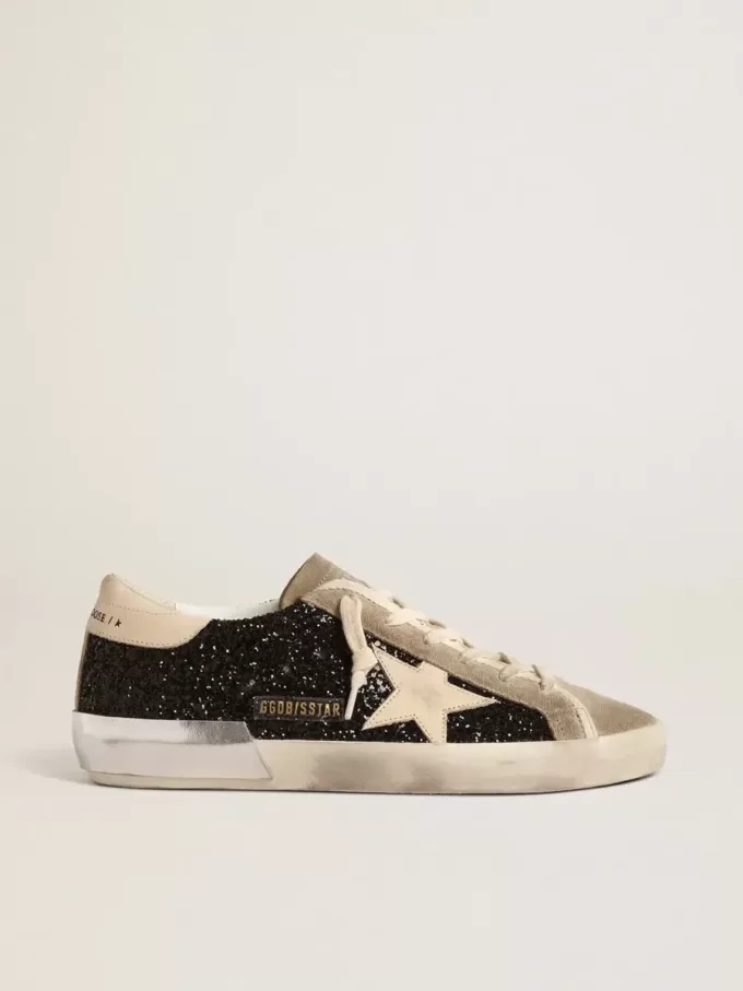 Super-Star en negro brillante con estrella color crema e inserciones de ante Super-Star en negro brillante con estrella color crema e inserciones de ante