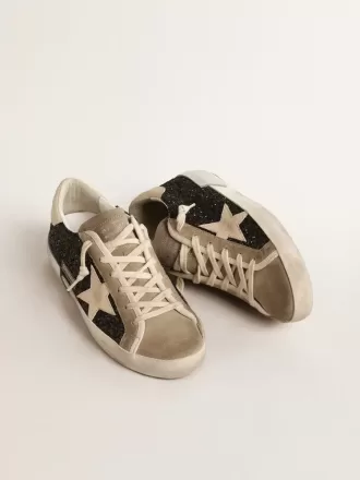 Super-Star en negro brillante con estrella color crema e inserciones de ante Super-Star en negro brillante con estrella color crema e inserciones de ante